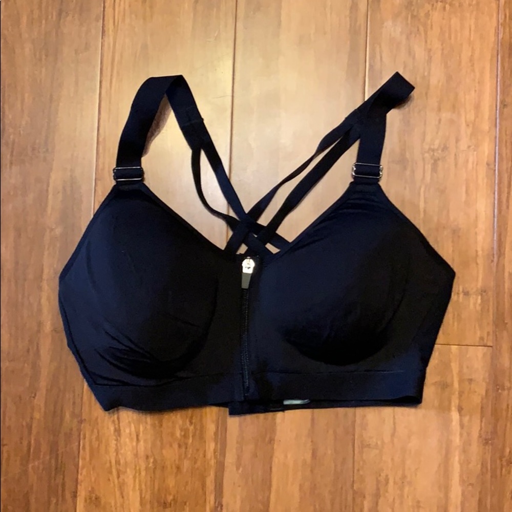 Women’s cross back sports bra with zip up front